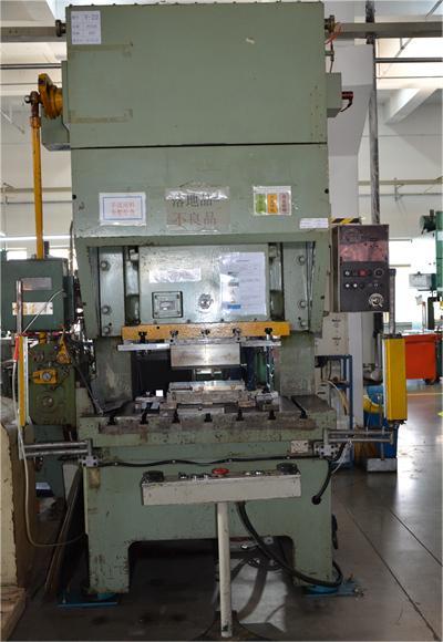 6、80T順?biāo)蜎_壓機(jī).JPG